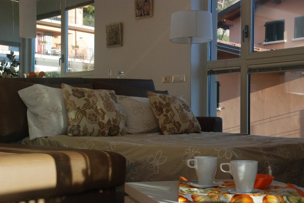 Apartmán Residenza Simona Mezzegra Pokoj fotografie